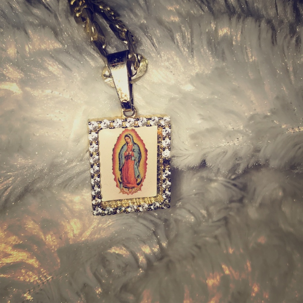 Rosa de Guadalupe platinum chain